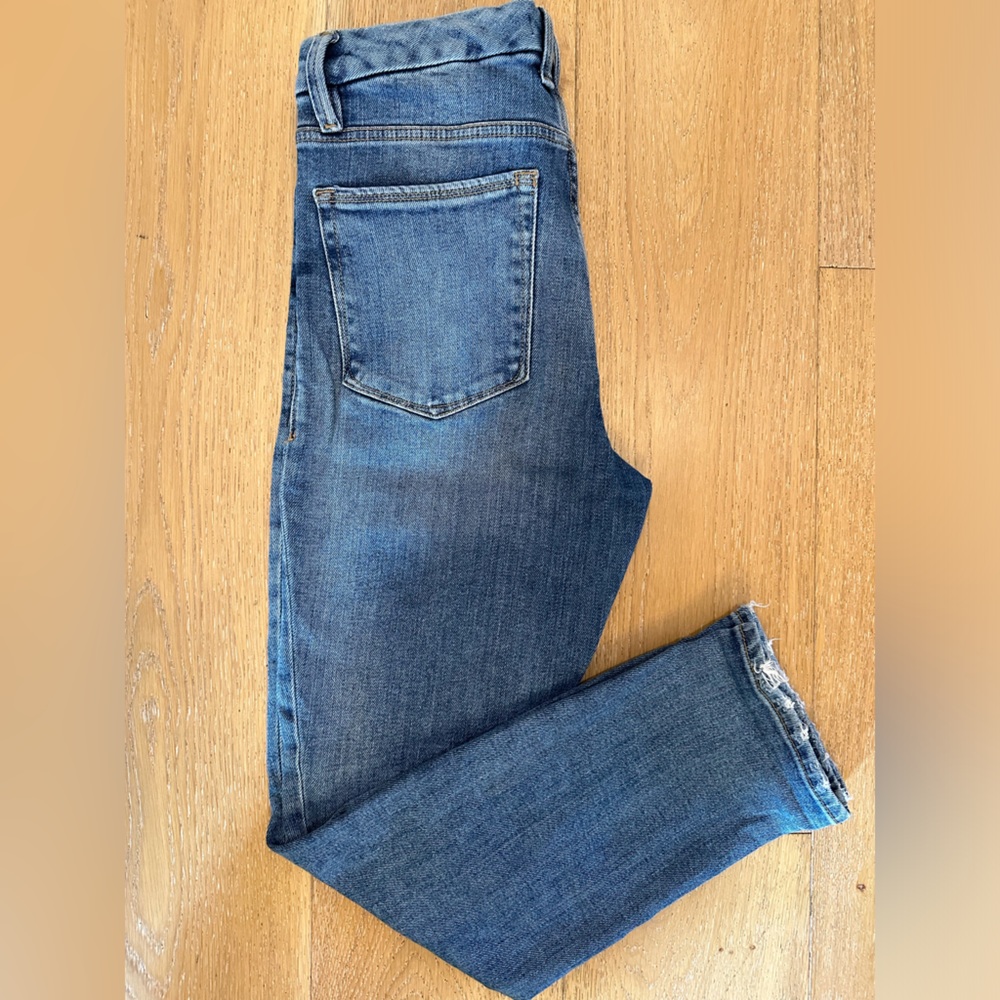 Good American “Good Legs Skinny” With Distressed Knees